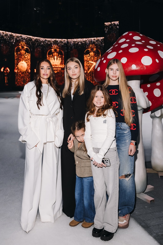 Регина Тодоренко, Лера Кудрявцева, Мария Мельникова и другие звезды стали гостями на аншлаговой премьере ледового шоу «Белоснежка» Евгения Плющенко и Яны Рудковской Регина Тодоренко, Лера Кудрявцева, Мария Мельникова и другие звезды стали гостями на аншлаговой премьере ледового шоу «Белоснежка» Евгения Плющенко и Яны Рудковской